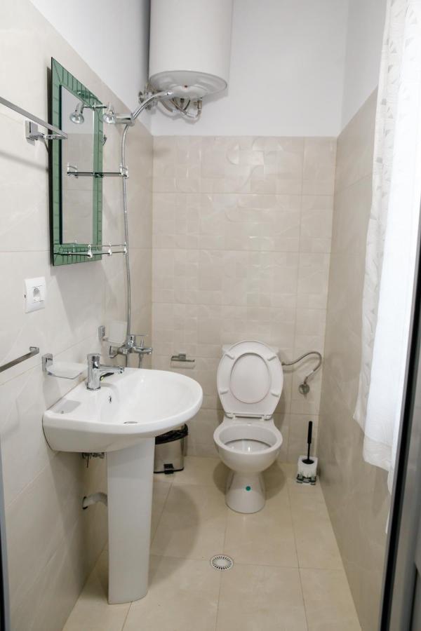 Logli Apartments Gjirokastër Esterno foto